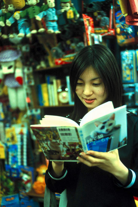 东方人,一个人,学生,图书馆,站,笑,微笑,竖图,室内,白天,正面,制服,书籍,亚洲,仅一个年轻女性,仅一个女性,仅一个人,一排,握,服装,朦胧,模糊,整齐,并列,并排,拿,拿着,注视,黄种人,领巾,排列,书柜,观察,看,站着,校服,书橱,握着,观看,察看,队列,关注,平行,水手服,浏览室,学生服,年轻女性,女人,女性,亚洲人,书,图书,站立,半身,彩图,书库,图书库,领饰,女生校服,女子校服,日本校服,水兵服,阅览室