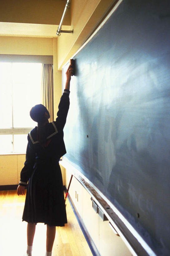 东方人,一个人,学生,学校,站,举,竖图,室内,白天,制服,亚洲,仅一个年轻女性,仅一个女性,仅一个人,擦,抚摸,握,阴影,服装,反射,影子,拿,拿着,黄种人,领巾,校园,背面,黑板擦,黑板,托,站着,教室,校服,擦拭,教学,握着,水手服,学生服,耐磨,教学黑板,揩擦,拭,粉笔擦,年轻女性,女人,女性,亚洲人,举起,举手,举着,向上举,向上伸,向上托,站立,半身,彩图,领饰,女生校服,女子校服,日本校服,水兵服,轻抚