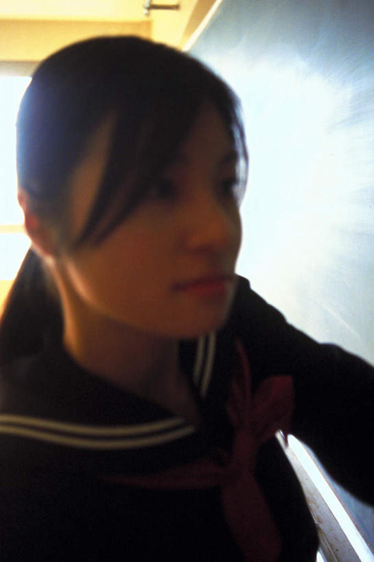 东方人,脸,头,脸颊,一个人,学生,学校,站,竖图,室内,特写,白天,正面,制服,亚洲,仅一个年轻女性,仅一个女性,仅一个人,阴影,服装,反射,影子,注视,黄种人,领巾,校园,肩膀,黑板,观察,看,站着,教室,校服,教学,观看,察看,关注,水手服,学生服,耐磨,教学黑板,年轻女性,女人,女性,亚洲人,头部,脸部,脸蛋,面部,站立,半身,彩图,领饰,女生校服,女子校服,日本校服,水兵服