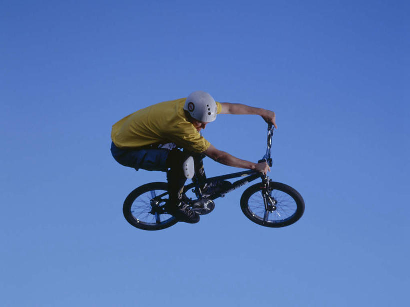 东方人,一个人,站,跳,横图,室外,白天,仰视,运动服,锻炼,运动,自行车,帽子,亚洲,仅一个男性,仅一个人,握,阴影,服装,光线,头盔,影子,半空,注视,黄种人,极限运动,车,脚踏车,仅一个年轻男性,衣服,蓝色,蓝天,天空,阳光,安全帽,交通工具,天,观察,看,站着,握着,服饰,晴朗,观看,察看,衣着,穿着,关注,载具,万里无云,衣饰,体育,男人,男性,年轻男性,亚洲人,晴空,晴空万里,跳跃,站立,彩图,低角度拍摄,全身,健身,小轮车,运动装