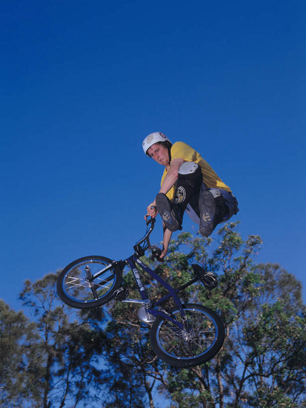 东方人,一个人,站,跳,竖图,室外,白天,仰视,运动服,锻炼,运动,植物,自行车,帽子,亚洲,仅一个男性,仅一个人,握,阴影,服装,光线,头盔,影子,半空,注视,黄种人,极限运动,车,脚踏车,树,树木,仅一个年轻男性,衣服,蓝色,绿色,蓝天,天空,阳光,自然,安全帽,交通工具,天,观察,看,站着,握着,服饰,生长,晴朗,成长,观看,察看,衣着,穿着,关注,载具,万里无云,衣饰,体育,男人,男性,年轻男性,亚洲人,晴空,晴空万里,跳跃,站立,彩图,低角度拍摄,全身,健身,小轮车,运动装