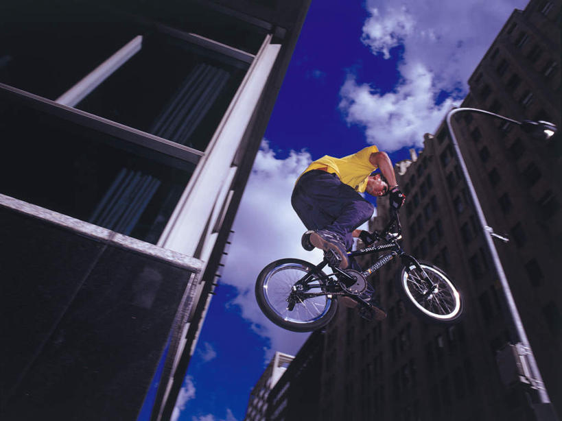 西方人,一个人,高楼大厦,坐,横图,室内,白天,仰视,锻炼,运动,办公楼,大厦,建筑,路灯,摩天大楼,写字楼,自行车,照明,欧洲,欧洲人,仅一个男性,仅一个人,握,阴影,服装,光线,影子,云,云朵,灯光,云彩,注视,休闲装,极限运动,车,脚踏车,灯,仅一个年轻男性,衣服,蓝色,白云,蓝天,天空,阳光,楼宇,交通工具,天,观察,看,休闲,休闲服,商务楼,握着,服饰,晴朗,观看,照亮,察看,照明设备,关注,载具,体育,男人,男性,年轻男性,白种人,晴空,坐着,彩图,低角度拍摄,全身,健身,大楼,高层建筑,高楼,摩天楼,小轮车