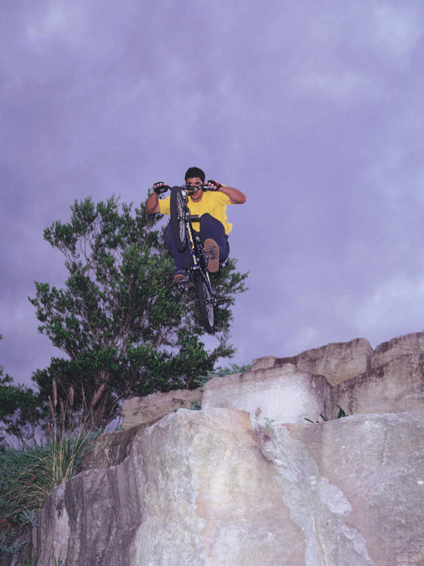 西方人,一个人,体育馆,运动场,坐,竖图,室外,白天,仰视,锻炼,运动,植物,自行车,欧洲,欧洲人,仅一个男性,仅一个人,握,阴影,服装,光线,影子,墙,云,云朵,云彩,注视,休闲装,体育场,极限运动,墙壁,墙面,车,脚踏车,树,树木,仅一个年轻男性,衣服,蓝色,绿色,白云,蓝天,天空,阳光,自然,交通工具,天,观察,看,休闲,休闲服,握着,服饰,生长,晴朗,成长,观看,察看,关注,载具,运动馆,体育,男人,男性,年轻男性,白种人,晴空,坐着,彩图,低角度拍摄,全身,健身,小轮车