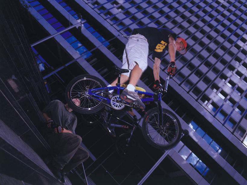 西方人,两个人,伙伴,朋友,高楼大厦,坐,横图,室内,白天,仰视,锻炼,友谊,运动,办公楼,大厦,建筑,摩天大楼,写字楼,自行车,欧洲,欧洲人,握,阴影,服装,光线,影子,云,云朵,云彩,注视,休闲装,极限运动,车,脚踏车,衣服,蓝色,白云,蓝天,天空,阳光,楼宇,交通工具,天,观察,看,休闲,休闲服,商务楼,握着,服饰,晴朗,观看,察看,关注,载具,体育,友情,男人,男性,年轻男性,白种人,晴空,坐着,彩图,低角度拍摄,全身,健身,大楼,高层建筑,高楼,摩天楼,小轮车