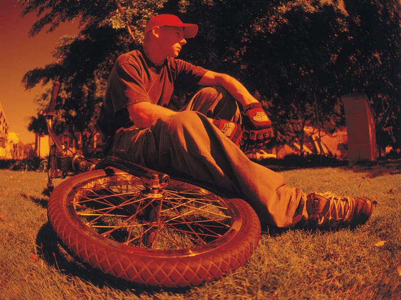 西方人,一个人,坐,横图,室内,白天,正面,锻炼,运动,日落,植物,自行车,帽子,欧洲,欧洲人,仅一个男性,仅一个人,阴影,服装,朦胧,模糊,光线,影子,晚霞,霞光,落日,注视,休闲装,极限运动,运动帽,车,脚踏车,树,树木,仅一个年轻男性,衣服,绿色,阳光,自然,黄昏,交通工具,观察,看,休闲,休闲服,鸭舌帽,彩霞,服饰,生长,成长,观看,察看,关注,载具,夕照,体育,男人,男性,年轻男性,白种人,夕阳,坐着,彩图,全身,健身,小轮车,斜阳