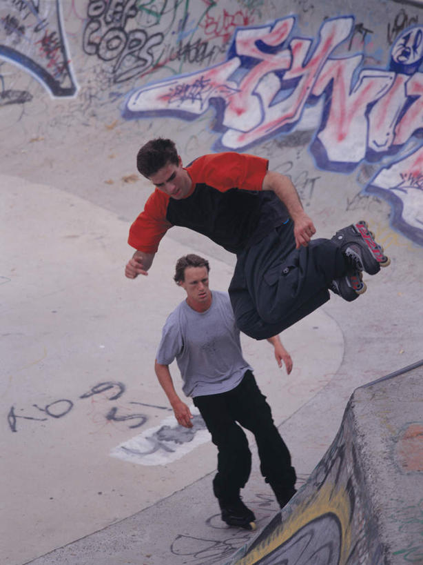 西方人,两个人,伙伴,朋友,运动场,站,跳,竖图,俯视,室内,白天,抽象,锻炼,绘画,友谊,运动,滚轴溜冰,欧洲,欧洲人,服装,艺术,彩绘,图案,墙,旱冰鞋,溜冰鞋,艺术品,坡道,半空,古典,注视,休闲装,文化,体育场,极限运动,墙壁,墙面,衣服,工艺品,观察,看,品味,站着,休闲,概念,休闲服,轮滑鞋,服饰,观看,美术,察看,高雅,关注,滑冰鞋,滑板场,美学,单排轮滑,图文,体育,友情,溜冰,轮滑,男人,男性,年轻男性,白种人,跳跃,站立,彩图,高角度拍摄,全身,健身,涂鸦