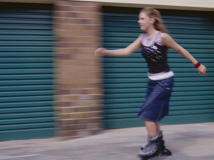 西方人,一个人,家,站,伸展双臂,横图,室内,白天,侧面,滚轴溜冰,门,道路,路,公路,欧洲,欧洲人,仅一个年轻女性,仅一个女性,仅一个人,服装,朦胧,模糊,房屋,屋子,交通,注视,休闲装,楼房,住宅,衣服,绿色,门框,观察,看,站着,休闲,休闲服,服饰,观看,卷帘门,察看,关注,滑旱冰,轮滑运动,轮滑,年轻女性,女人,女性,白种人,马路,敞开双臂,伸开双臂,展开双肩,站立,张开手臂,张开双臂,彩图,全身,房子