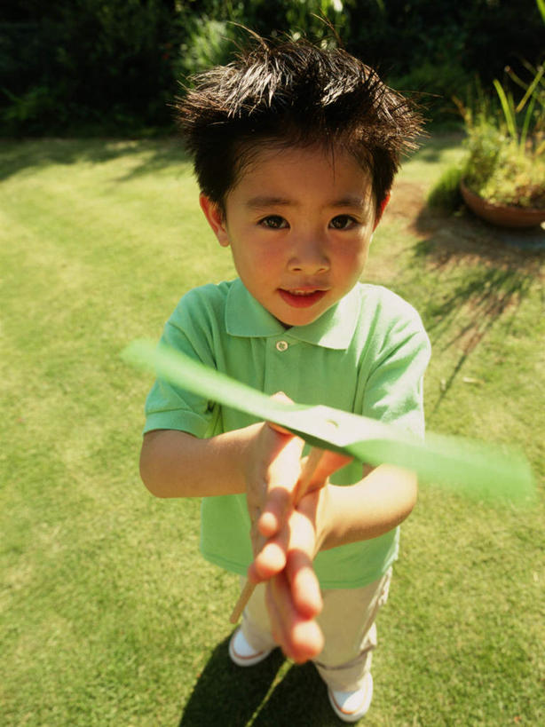 东方人,儿童,一个人,站,笑,微笑,露齿笑,竖图,俯视,室外,白天,游戏,纯洁,草地,草坪,植物,玩具,亚洲,仅一个男性,仅一个人,握,阴影,服装,朦胧,模糊,光线,影子,拿,玩,拿着,注视,休闲装,黄种人,娱乐,草,小孩,衣服,绿色,阳光,观察,看,站着,仅一个小孩,休闲,休闲服,可爱,童年,童趣,益智,握着,服饰,观看,活动,飞行器,察看,发泄,关注,消遣,智力,童真,烂漫,无邪,竹蜻蜓,宣泄,天真,男孩,男人,男性,亚洲人,孩子,玩耍,嬉戏,站立,彩图,高角度拍摄,全身,男生