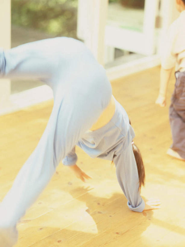 东方人,儿童,一个人,站,跳,竖图,俯视,室内,白天,锻炼,纯洁,运动,窗户,地板,亚洲,仅一个女性,仅一个人,撑,翻,阴影,服装,朦胧,模糊,光线,影子,地面,滚,休闲装,黄种人,木地板,玻璃窗,小孩,衣服,阳光,站着,仅一个小孩,休闲,休闲服,可爱,童年,童趣,服饰,翻跟斗,翻跟头,撑着,童真,烂漫,无邪,翻筋斗,体育,天真,女孩,女人,女性,亚洲人,孩子,卧,站立,半身,彩图,高角度拍摄,健身,转体,女生