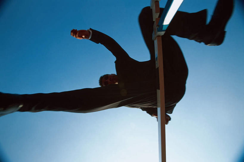 东方人,一个人,商务人士,运动员,商务男性,体育馆,运动场,跑,跳,横图,室外,白天,仰视,衬衫,锻炼,快乐,比赛,运动,竞争,亚洲,仅一个男性,仅一个人,仅一个中年男性,阴影,套装,光线,影子,田径,半空,黄种人,娱乐,体育场,蓝色,蓝天,天空,阳光,天,休闲,田径场,晴朗,张开双腿,体育运动,商务装,短跑,田径运动,工薪阶层,万里无云,运动馆,展开双腿,体育,跨栏,跨栏赛跑,男人,男性,中年男性,亚洲人,白领,上班族,晴空,晴空万里,体育运动员,运动选手,跑步,跳跃,半身,彩图,低角度拍摄,衬衣,健身,径赛,跨栏跑,伸展双腿