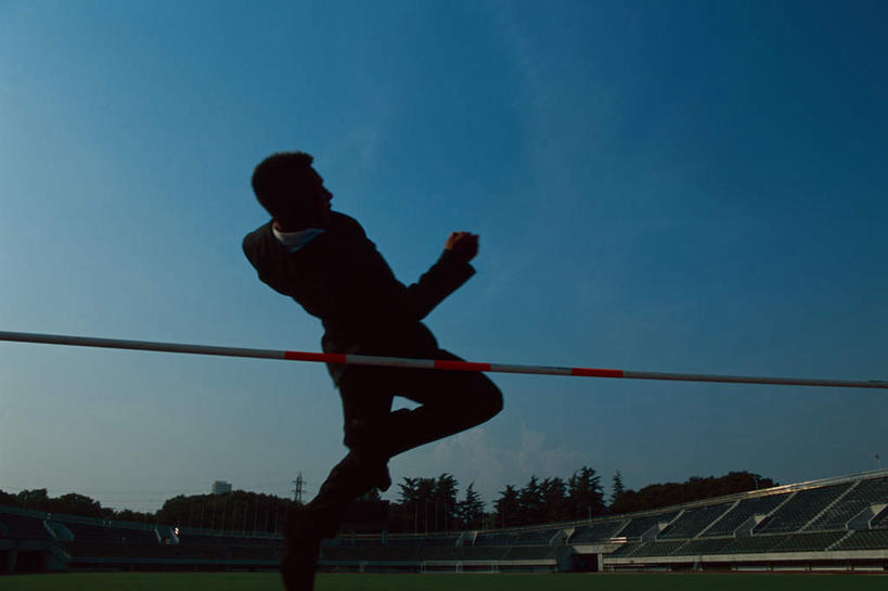 东方人,一个人,商务人士,运动员,商务男性,体育馆,运动场,跳,横图,室外,白天,仰视,衬衫,锻炼,快乐,比赛,运动,竞争,撑杆跳高,草地,草坪,植物,亚洲,仅一个男性,仅一个人,仅一个中年男性,阴影,套装,光线,影子,半空,黄种人,娱乐,体育场,草,蓝色,绿色,蓝天,天空,阳光,天,休闲,田径场,晴朗,体育运动,商务装,工薪阶层,万里无云,运动馆,撑竿跳,撑竿跳高,体育,撑杆跳,男人,男性,中年男性,亚洲人,白领,上班族,晴空,晴空万里,体育运动员,运动选手,跳跃,半身,彩图,低角度拍摄,衬衣,健身