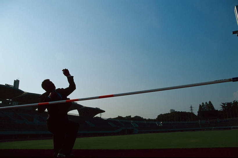 东方人,一个人,商务人士,运动员,商务男性,体育馆,运动场,跳,横图,室外,白天,仰视,衬衫,锻炼,快乐,比赛,运动,竞争,撑杆跳高,草地,草坪,植物,亚洲,仅一个男性,仅一个人,仅一个中年男性,阴影,套装,光线,影子,半空,黄种人,娱乐,体育场,草,蓝色,绿色,蓝天,天空,阳光,天,休闲,田径场,晴朗,体育运动,商务装,工薪阶层,万里无云,运动馆,撑竿跳,撑竿跳高,体育,撑杆跳,男人,男性,中年男性,亚洲人,白领,上班族,晴空,晴空万里,体育运动员,运动选手,跳跃,半身,彩图,低角度拍摄,衬衣,健身