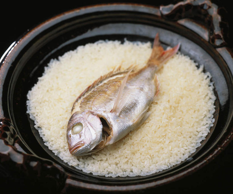 海鲜,米饭,无人,横图,室内,白天,正面,烹饪,餐桌,桌子,厨具,一条,阴影,黑色背景,反射,鱼,电器,影子,饭,水产,鱼类,海洋生物,一个,摄影,影棚,单个,餐台,五谷,家电,家用电器,水生动物,海产品,电饭锅,水生物,电饭煲,炊具,海底动物,烹饪用具,电锅,烹调用具,烹调,彩图,影棚拍摄,拍摄,小家电