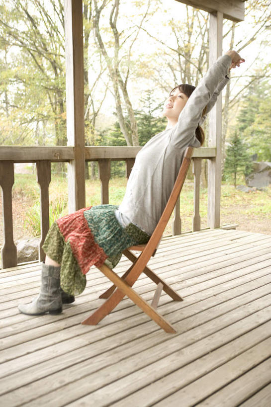 东方人,一个人,栏杆,坐,伸展双臂,竖图,室外,白天,侧面,植物,地板,椅子,亚洲,仅一个年轻女性,仅一个女性,仅一个人,伸展,服装,木椅,围栏,地面,注视,休闲装,黄种人,伸懒腰,护栏,木地板,树,树木,衣服,绿色,自然,观察,看,休闲,休闲服,放松,服饰,生长,成长,观看,察看,关注,惬意,懒腰,年轻女性,女人,女性,亚洲人,敞开双臂,伸开双臂,展开双肩,张开手臂,张开双臂,坐着,彩图,全身,慵懒