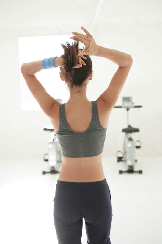 东方人,一个人,站,竖图,室内,白天,白色背景,自行车,亚洲,仅一个年轻女性,仅一个女性,仅一个人,一辆,抱头,握,阴影,服装,反射,背心,影子,护腕,拿,拿着,黄种人,运动器械,脚踏车,背面,衣服,蓝色,灰色,站着,健身器械,握着,摄影,服饰,影棚,双手抱头,衣着,穿着,健身器材,动感单车,动感自行车,捧首,捧头,衣饰,露脐装,年轻女性,女人,女性,亚洲人,站立,半身,彩图,影棚拍摄,拍摄,运动器材