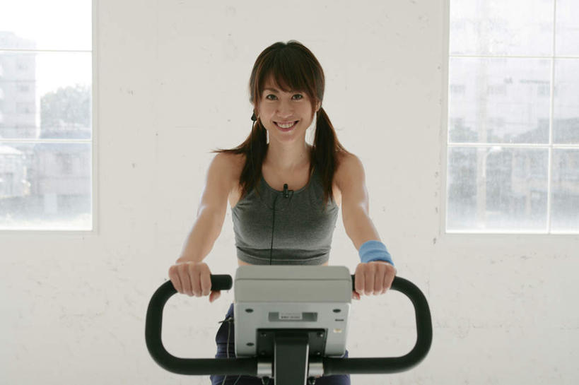 东方人,一个人,坐,笑,微笑,露齿笑,横图,室内,白天,正面,锻炼,运动,窗户,自行车,亚洲,仅一个年轻女性,仅一个女性,仅一个人,握,服装,背心,护腕,墙,注视,黄种人,运动器械,玻璃窗,墙壁,墙面,脚踏车,衣服,白色,观察,看,健身器械,握着,服饰,观看,察看,衣着,穿着,关注,健身器材,动感单车,动感自行车,衣饰,露脐装,体育,年轻女性,女人,女性,亚洲人,坐着,半身,彩图,健身,运动器材