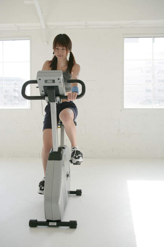 东方人,一个人,坐,笑,微笑,露齿笑,竖图,室内,白天,正面,锻炼,运动,窗户,自行车,亚洲,仅一个年轻女性,仅一个女性,仅一个人,握,服装,背心,护腕,墙,注视,黄种人,运动器械,玻璃窗,墙壁,墙面,脚踏车,衣服,白色,观察,看,健身器械,握着,服饰,观看,察看,衣着,穿着,关注,健身器材,动感单车,动感自行车,衣饰,露脐装,体育,年轻女性,女人,女性,亚洲人,坐着,彩图,全身,健身,运动器材