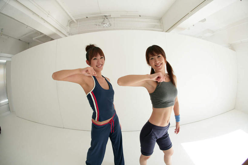 东方人,两个人,伙伴,朋友,健身房,站,笑,微笑,露齿笑,横图,室内,白天,正面,运动服,锻炼,友谊,运动,亚洲,服装,墙,音乐,注视,黄种人,娱乐,墙壁,墙面,衣服,白色,观察,看,站着,服饰,观看,察看,衣着,穿着,关注,衣饰,体育,友情,年轻女性,女人,女性,亚洲人,站立,半身,彩图,健身,舞蹈,健身馆,集体操,健美操,运动装