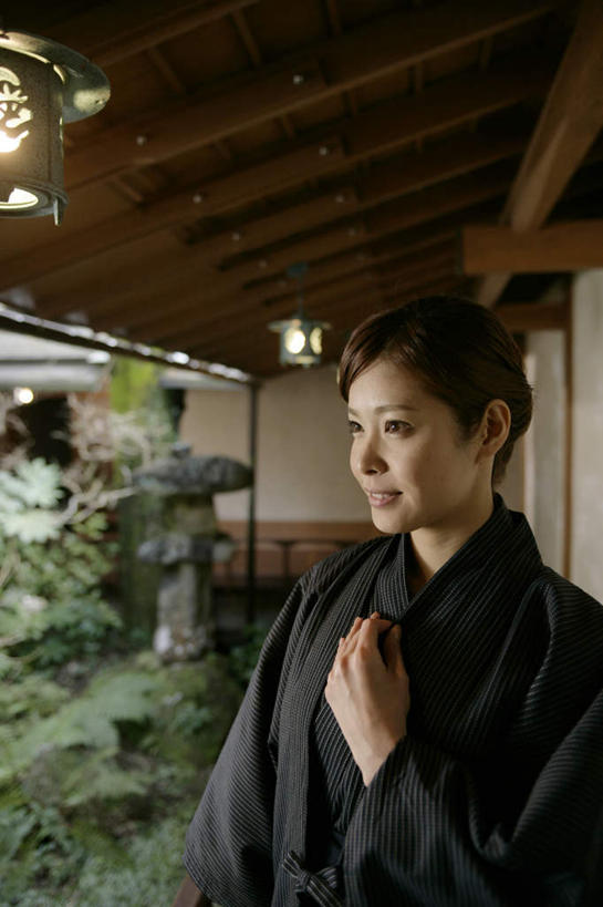 东方人,一个人,站,笑,微笑,竖图,室内,白天,正面,民族服装,石头,山,照明,亚洲,仅一个年轻女性,仅一个女性,仅一个人,握,和服,艺术,石子,山峰,走道,走廊,过道,灯光,注视,黄种人,吊灯,灯,工艺品,灯具,观察,看,站着,假山,握着,服饰,观看,照亮,美术,察看,照明设备,关注,吴服,唐草,唐花,唐锦,美学,年轻女性,女人,女性,亚洲人,石块,站立,半身,彩图,传统服装,民俗服,浴衣