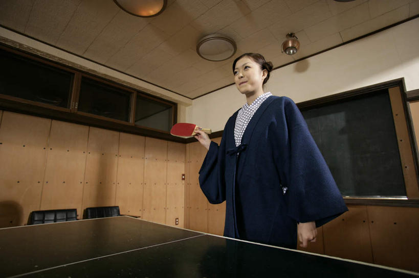 东方人,一个人,站,笑,微笑,横图,室内,白天,仰视,民族服装,桌面,桌子,照明,亚洲,仅一个年轻女性,仅一个女性,仅一个人,握,和服,木制,灯光,乒乓球拍,乒乓球装备,乒乓球桌,球拍,拿,拿着,注视,黄种人,运动器械,顶灯,灯,木制品,灯具,观察,看,站着,健身器械,握着,服饰,观看,照亮,察看,照明设备,关注,健身器材,吴服,唐草,唐花,唐锦,乒乓球球拍,乒乓球,乒乓球运动,年轻女性,女人,女性,亚洲人,站立,半身,彩图,低角度拍摄,传统服装,民俗服,运动器材