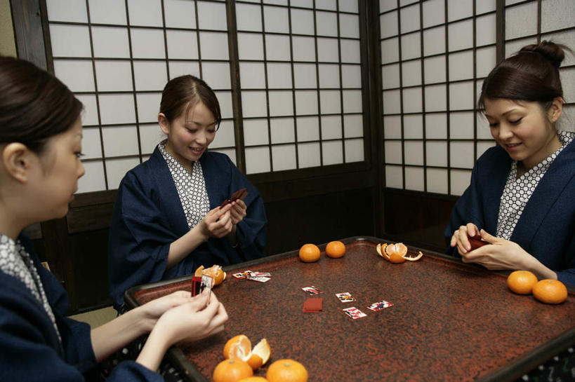 东方人,三个人,伙伴,朋友,坐,笑,微笑,露齿笑,横图,室内,白天,正面,民族服装,游戏,友谊,赌博,贪欲,竞争,门,柑橘,扑克牌,纸牌,水果,玩具,扑克,亚洲,拉门,握,和服,新鲜,墙,生食,食品,果实,拿,玩,拿着,注视,黄种人,娱乐,移门,刺激,墙壁,墙面,食物,观察,看,取暖,休闲,温暖,握着,服饰,有机食品,绿色食品,观看,活动,察看,发泄,关注,消遣,智力,赌具,吴服,投机,侥幸,欲望,唐草,唐花,唐锦,宣泄,障子,纸门,拉窗,纸拉窗,纸拉门,被炉,炬燵,暖桌,友情,年轻女性,女人,女性,亚洲人,橘子,桔子,橙子,橙,玩耍,嬉戏,坐着,半身,彩图,传统服装,民俗服,浴衣,胜负,输赢