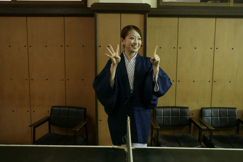 东方人,一个人,站,举,笑,微笑,露齿笑,横图,室内,白天,正面,民族服装,桌面,桌子,椅子,亚洲,仅一个年轻女性,仅一个女性,仅一个人,和服,木制,木椅,墙,乒乓球桌,注视,黄种人,墙壁,墙面,黄色,木制品,观察,看,手势,托,站着,服饰,观看,察看,关注,比分,吴服,唐草,唐花,唐锦,年轻女性,女人,女性,亚洲人,举起,举手,举着,向上举,向上伸,向上托,站立,半身,彩图,传统服装,民俗服,浴衣