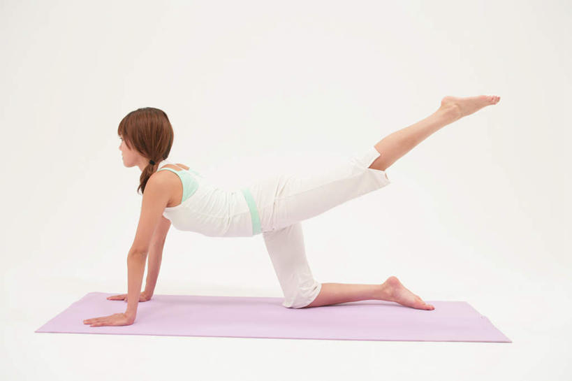 东方人,腿部,脚,脚趾,脚趾甲,腿,一个人,横图,室内,白天,白色背景,侧面,锻炼,瑜伽,运动,吊带,亚洲,仅一个年轻女性,仅一个女性,仅一个人,撑,阴影,服装,反射,毯子,影子,抬腿,注视,吊带衫,黄种人,光脚,衣服,粉色,瑜伽垫,垫子,观察,看,赤脚,养生,摄影,服饰,影棚,观看,察看,撑着,衣着,穿着,关注,瑜伽毯,眼镜蛇式,衣饰,体育,年轻女性,女人,女性,亚洲人,脚指甲,彩图,全身,影棚拍摄,健身,拍摄