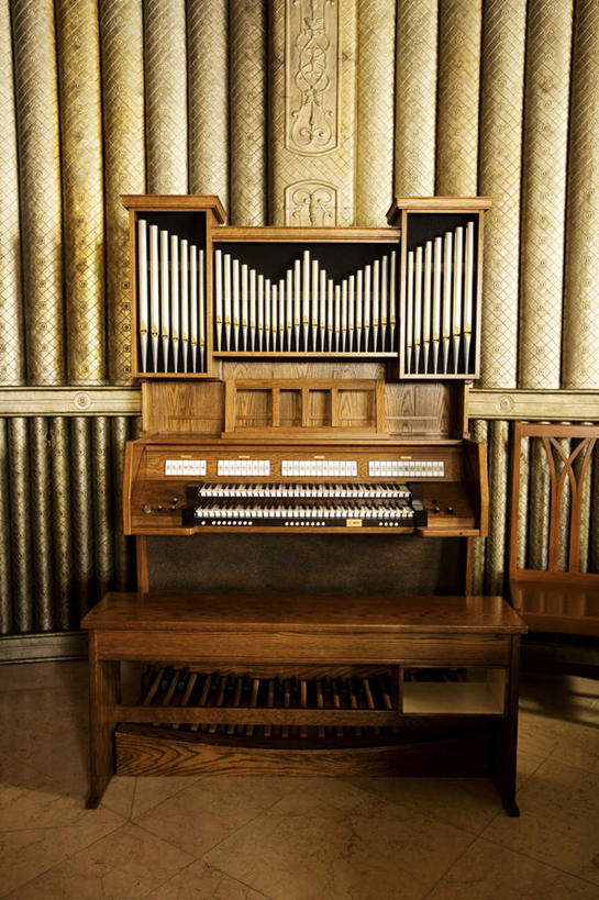 无人,教堂,竖图,室内,白天,正面,键盘,静物,节日,木制,板凳,凳子,乐器,手风琴,文化,管风琴,木制品,祈祷,健康,许愿,宗教,信仰,纪念,祈求,键盘乐器,基督教,天主教,信念,平安,彩图,大教堂,礼拜堂