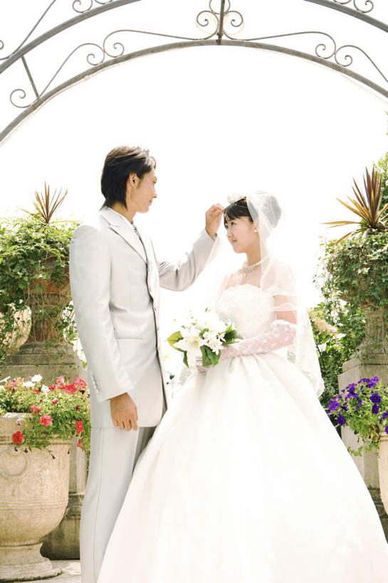 东方人,两个人,家庭,夫妻,新娘,新郎,站,竖图,室外,白天,侧面,婚纱,衬衫,西装,爱情,婚礼,快乐,植物,楼梯,亚洲,握,掀,套装,头纱,正装,庆祝,盛开,捧花,手捧花,阶梯,拱门,结婚,浪漫,拿,花蕾,拿着,注视,职业装,黄种人,台阶,花,花瓣,花朵,鲜花,树,树木,蓝色,绿色,蓝天,天空,自然,花束,天,花苞,花蕊,观察,看,站着,温暖,温馨,喜庆,一家人,恩爱,握着,恋人,生长,晴朗,成长,观看,纪念,和睦,察看,关注,万里无云,婚礼捧花,男人,男性,年轻男性,年轻女性,女人,女性,亚洲人,年轻人,夫妇,情侣,晴空,晴空万里,站立,半身,彩图,衬衣,婚礼服,礼服,高兴,婚礼头纱,揭,伴侣,融洽