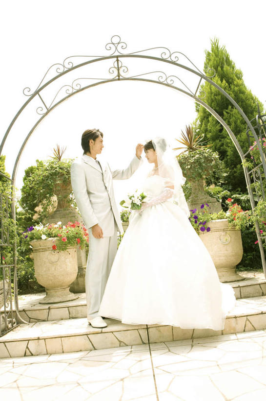 东方人,两个人,家庭,夫妻,新娘,新郎,站,竖图,室外,白天,侧面,婚纱,衬衫,西装,爱情,婚礼,快乐,植物,楼梯,亚洲,握,掀,套装,头纱,正装,庆祝,盛开,捧花,手捧花,阶梯,拱门,结婚,浪漫,拿,花蕾,拿着,注视,职业装,黄种人,台阶,花,花瓣,花朵,鲜花,树,树木,蓝色,绿色,蓝天,天空,自然,花束,天,花苞,花蕊,观察,看,站着,温暖,温馨,喜庆,一家人,恩爱,握着,恋人,生长,晴朗,成长,观看,纪念,和睦,察看,关注,万里无云,婚礼捧花,男人,男性,年轻男性,年轻女性,女人,女性,亚洲人,年轻人,夫妇,情侣,晴空,晴空万里,站立,彩图,全身,衬衣,婚礼服,礼服,高兴,婚礼头纱,揭,伴侣,融洽