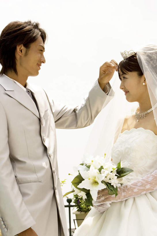 东方人,两个人,家庭,夫妻,新娘,新郎,站,竖图,室外,白天,侧面,婚纱,衬衫,西装,爱情,婚礼,快乐,亚洲,握,掀,套装,头纱,正装,庆祝,盛开,捧花,手捧花,结婚,浪漫,拿,花蕾,拿着,职业装,黄种人,相视,花,花瓣,花朵,鲜花,蓝色,蓝天,天空,花束,天,花苞,花蕊,站着,温暖,温馨,喜庆,一家人,面对面,恩爱,握着,恋人,晴朗,纪念,对视,和睦,互视,相对,万里无云,相看,婚礼捧花,男人,男性,年轻男性,年轻女性,女人,女性,亚洲人,年轻人,夫妇,情侣,晴空,晴空万里,站立,半身,彩图,衬衣,婚礼服,礼服,高兴,婚礼头纱,揭,伴侣,融洽