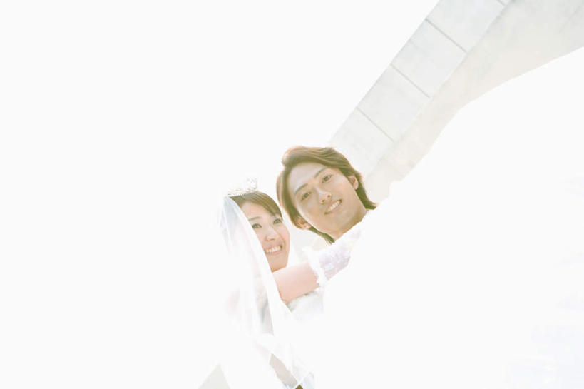 东方人,两个人,家庭,夫妻,新娘,新郎,站,笑,微笑,露齿笑,横图,室外,白天,仰视,婚纱,爱情,婚礼,快乐,亚洲,头纱,庆祝,结婚,浪漫,注视,黄种人,蓝色,蓝天,天空,天,观察,看,站着,温暖,温馨,喜庆,一家人,恩爱,恋人,晴朗,观看,纪念,和睦,察看,关注,新娘抱,公主抱,万里无云,男人,男性,年轻男性,年轻女性,女人,女性,亚洲人,年轻人,夫妇,情侣,晴空,晴空万里,站立,半身,彩图,低角度拍摄,婚礼服,礼服,高兴,婚礼头纱,伴侣,融洽