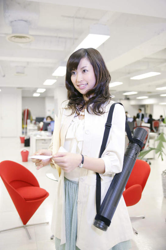 东方人,背,一个人,商务人士,商务女性,办公室,站,笑,微笑,露齿笑,竖图,室内,白天,正面,名片,椅子,亚洲,仅一个年轻女性,仅一个女性,仅一个人,握,阴影,套装,服装,光线,信息,影子,灯光,联系,拿,拿着,注视,休闲装,黄种人,衣服,红色,卡片,容器,背着,观察,看,站着,休闲,休闲服,握着,服饰,观看,储藏,察看,储存,关注,商务装,身份,工薪阶层,球椅,太空椅,鸡蛋椅,名刺,名帖,交往,背负,年轻女性,女人,女性,亚洲人,白领,上班族,站立,半身,彩图,商业,画桶,贮存