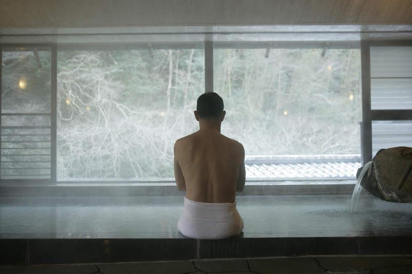 东方人,一个人,坐,横图,室内,白天,水,温泉,植物,雾,窗户,落地窗,亚洲,仅一个男性,仅一个人,沸腾,蒸汽,纺织物,液体,浴巾,水滴,水蒸气,雾气,黄种人,裸露,玻璃窗,树,树木,背面,绿色,自然,毛巾,清洁,仅一个老年男性,温暖,泉水,生长,温和,成长,保暖,气体,浴池,裸,透气,防水,蒸发,储水,耐磨,吸水,地热,老年男性,男人,男性,亚洲人,坐着,半身,彩图,混堂