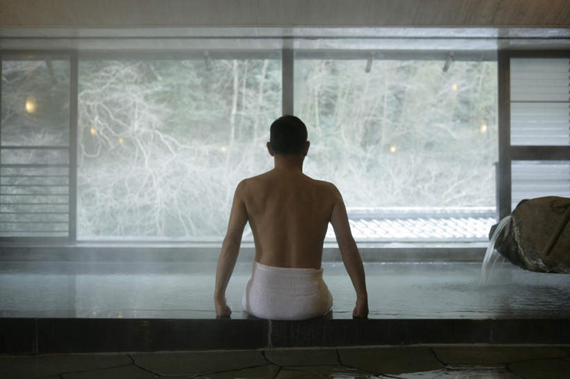 东方人,一个人,坐,横图,室内,白天,水,温泉,植物,雾,窗户,落地窗,亚洲,仅一个男性,仅一个人,撑,沸腾,蒸汽,纺织物,液体,浴巾,水滴,水蒸气,雾气,黄种人,裸露,玻璃窗,树,树木,背面,绿色,自然,毛巾,清洁,仅一个老年男性,温暖,泉水,生长,温和,成长,保暖,气体,撑着,浴池,裸,透气,防水,蒸发,储水,耐磨,吸水,地热,老年男性,男人,男性,亚洲人,坐着,半身,彩图,混堂