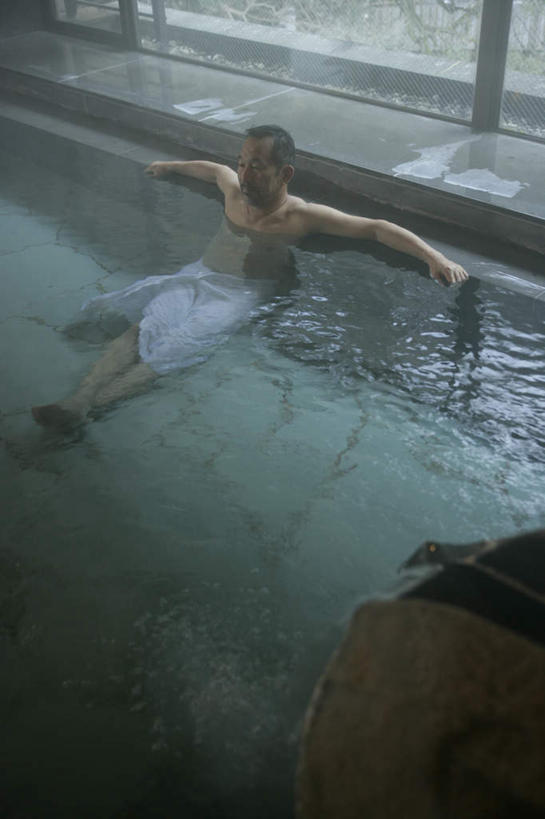 东方人,一个人,坐,竖图,俯视,室内,白天,水,温泉,雾,窗户,落地窗,亚洲,仅一个男性,仅一个人,波纹,沸腾,蒸汽,纺织物,液体,浴巾,水滴,水蒸气,雾气,黄种人,裸露,玻璃窗,水纹,毛巾,波浪,靠,靠着,清洁,仅一个老年男性,温暖,泉水,温和,保暖,气体,浴池,裸,透气,防水,蒸发,储水,耐磨,吸水,地热,老年男性,男人,男性,亚洲人,坐着,彩图,高角度拍摄,全身,混堂