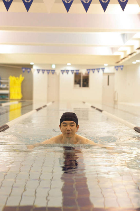 游泳,东方人,一个人,体育馆,游泳池,竖图,室内,白天,正面,水,帽子,亚洲,仅一个男性,仅一个人,仅一个中年男性,泳帽,水池,水面,注视,黄种人,泳池,裸露,黑色,观察,看,观看,察看,游泳馆,关注,游泳帽,裸,一顶,泅水,拍浮,男人,男性,中年男性,亚洲人,彩图,全身