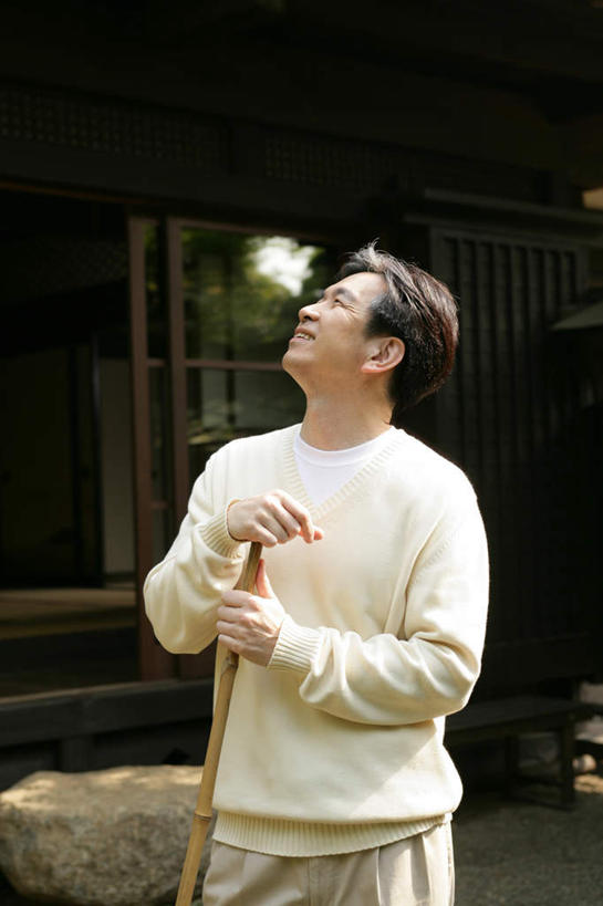 东方人,一个人,家,站,笑,微笑,竖图,室外,白天,正面,亚洲,仅一个男性,仅一个人,仅一个中年男性,一把,握,阴影,服装,光线,工具,扫帚,影子,房屋,屋子,拿,拿着,注视,休闲装,黄种人,楼房,住宅,衣服,阳光,观察,看,清洁,站着,休闲,休闲服,握着,服饰,观看,扫把,察看,卫生,关注,保洁,笤帚,男人,男性,中年男性,亚洲人,抬头,仰头,站立,半身,彩图,房子