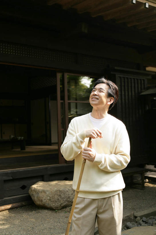 东方人,一个人,家,站,笑,微笑,竖图,室外,白天,正面,亚洲,仅一个男性,仅一个人,仅一个中年男性,一把,握,阴影,服装,光线,工具,扫帚,影子,房屋,屋子,拿,拿着,注视,休闲装,黄种人,楼房,住宅,衣服,阳光,观察,看,清洁,站着,休闲,休闲服,握着,服饰,观看,扫把,察看,卫生,关注,保洁,笤帚,男人,男性,中年男性,亚洲人,抬头,仰头,站立,半身,彩图,房子