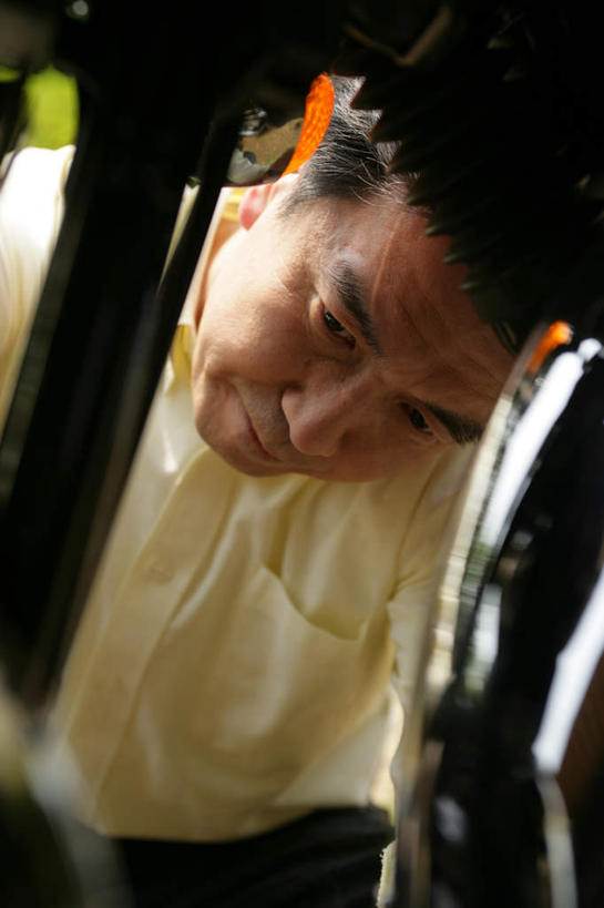 东方人,一个人,坐,竖图,室外,白天,仰视,衬衫,植物,摩托车,亚洲,仅一个男性,仅一个人,阴影,光线,影子,交通,注视,黄种人,维护,维修,修护,车,树,树木,黄色,绿色,阳光,自然,交通工具,低头,观察,看,仅一个老年男性,生长,成长,观看,察看,关注,载具,老年男性,男人,男性,亚洲人,坐着,半身,彩图,低角度拍摄,衬衣