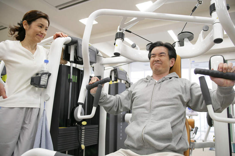 东方人,中年人,两个人,家庭,夫妻,健身房,站,坐,笑,微笑,横图,室内,白天,仰视,运动服,爱情,亚洲,握,服装,浪漫,黄种人,运动器械,衣服,站着,温暖,温馨,一家人,健身器械,恩爱,握着,恋人,服饰,和睦,衣着,穿着,健身器材,衣饰,男人,男性,女人,女性,中年男性,中年女性,亚洲人,夫妇,情侣,站立,坐着,半身,彩图,低角度拍摄,健身馆,扩胸训练器,胸肌训练器,伴侣,融洽,运动器材,运动装