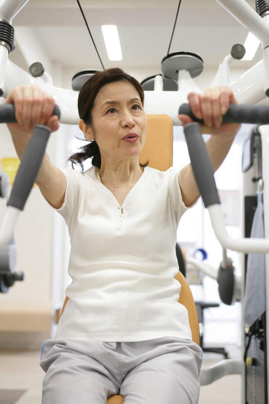 东方人,一个人,健身房,坐,竖图,室内,白天,正面,运动服,照明,亚洲,仅一个女性,仅一个人,握,服装,灯光,拿,拿着,注视,黄种人,运动器械,顶灯,灯,衣服,灯具,观察,看,仅一个中年女性,健身器械,握着,服饰,观看,照亮,察看,衣着,照明设备,穿着,关注,健身器材,衣饰,女人,女性,中年女性,亚洲人,坐着,半身,彩图,健身馆,扩胸训练器,胸肌训练器,运动器材,运动装