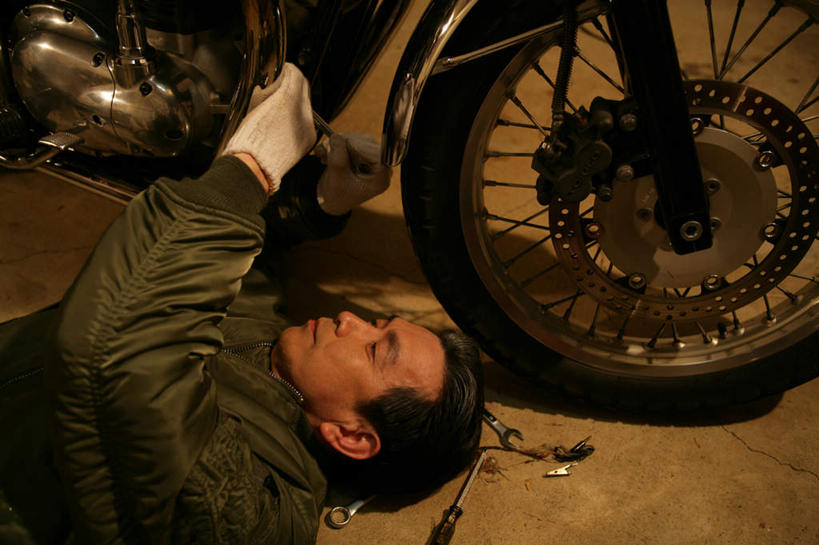 东方人,一个人,躺,横图,俯视,室内,白天,安全,摩托车,亚洲,仅一个男性,仅一个人,仅一个中年男性,一辆,服装,防护,注视,休闲装,黄种人,车,衣服,手套,交通工具,观察,看,休闲,休闲服,服饰,观看,修理,保护,察看,关注,载具,保险,保全,周全,安稳,安定,防护手套,补缀,卧着,平安,男人,男性,中年男性,亚洲人,躺着,卧,半身,彩图,高角度拍摄