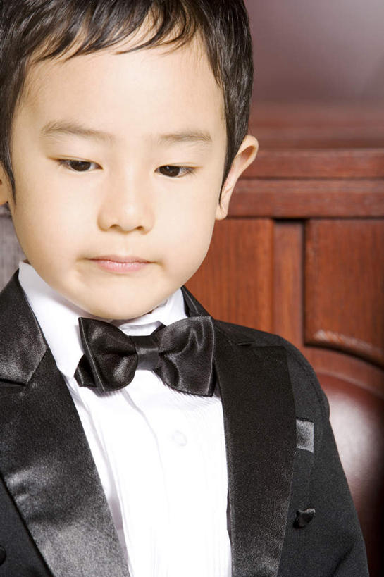 东方人,儿童,一个人,站,笑,微笑,竖图,室内,白天,正面,西装,婚礼,快乐,纯洁,亚洲,仅一个男性,仅一个人,套装,正装,朦胧,模糊,庆祝,领结,结婚,注视,职业装,黄种人,小孩,观察,看,站着,仅一个小孩,喜庆,可爱,童年,童趣,观看,纪念,察看,象征,庄重,关注,身份,花童,童真,烂漫,无邪,正式,地位,小傧相,天真,男孩,男人,男性,亚洲人,孩子,站立,半身,彩图,高兴,男生