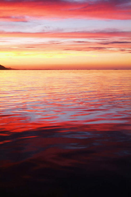 无人,竖图,室外,白天,正面,旅游,度假,海浪,海洋,美景,日落,波纹,景观,浪花,水平线,晚霞,霞光,云,云朵,落日,辽阔,海平线,火烧云,涟漪,云彩,娱乐,红色,水纹,自然,海水,黄昏,波浪,享受,休闲,广阔,景色,彩霞,放松,一望无际,波光粼粼,火红,自然风光,海景,水晕,赤色,无边无际,一马平川,夕照,大海,风浪,海,海水的波动,近岸浪,涌浪,夕阳,彩图,低云,水天相接,水天一线,斜阳