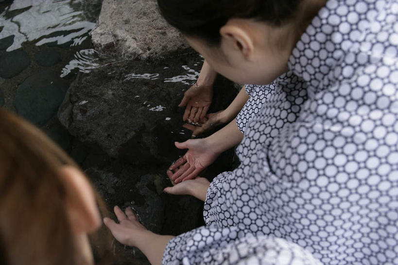 东方人,三个人,伙伴,朋友,蹲,捧,横图,俯视,室外,白天,民族服装,友谊,石头,温泉,雾,亚洲,沸腾,和服,蒸汽,石子,水蒸气,雾气,黄种人,温暖,服饰,泉水,温和,气体,吴服,唐草,唐花,唐锦,蒸发,地热,友情,年轻女性,女人,女性,亚洲人,石块,岩石,端,端着,蹲着,捧着,手捧,半身,彩图,高角度拍摄,传统服装,民俗服,浴衣