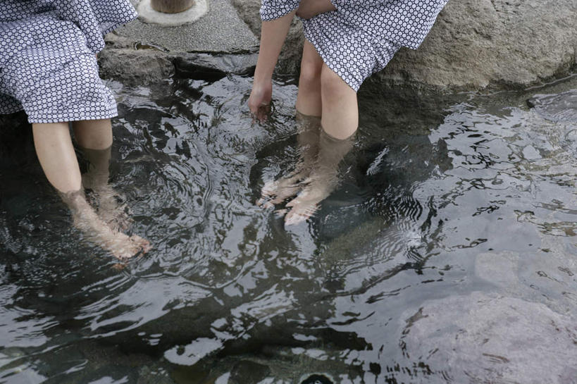 东方人,腿部,脚,脚趾,脚趾甲,腿,两个人,伙伴,朋友,坐,横图,俯视,室外,白天,民族服装,友谊,石头,温泉,雾,亚洲,弯腰,沸腾,和服,蒸汽,石子,水蒸气,雾气,黄种人,光脚,温暖,赤脚,服饰,泉水,温和,鞠躬,气体,礼仪,吴服,唐草,唐花,唐锦,蒸发,弯身,尊敬,恭敬,地热,友情,年轻女性,女人,女性,亚洲人,脚指甲,石块,岩石,坐着,半身,彩图,高角度拍摄,传统服装,民俗服,浴衣