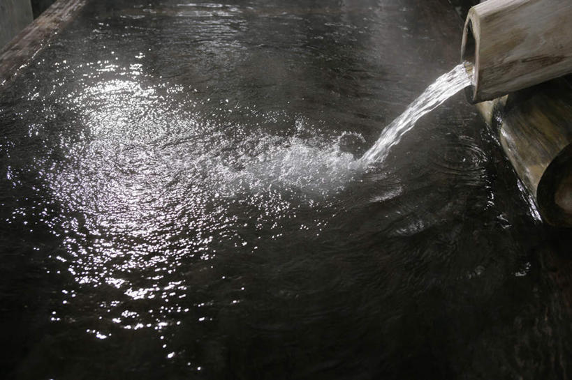 无人,横图,俯视,室外,特写,白天,水,温泉,雾,阴影,波纹,飞溅,沸腾,朦胧,模糊,溅,反射,蒸汽,液体,影子,水滴,涟漪,水蒸气,雾气,水珠,水纹,波浪,温暖,泉水,温和,波光粼粼,气体,喷洒,水晕,蒸发,地热,彩图,高角度拍摄