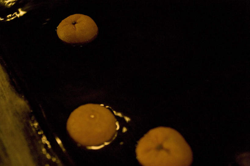 无人,横图,俯视,室内,特写,白天,温泉,雾,柑橘,水果,沸腾,朦胧,模糊,漂浮,新鲜,蒸汽,生食,食品,果实,水蒸气,雾气,食物,三个,温暖,泉水,有机食品,绿色食品,温和,气体,蒸发,地热,橘子,桔子,橙子,橙,彩图,高角度拍摄