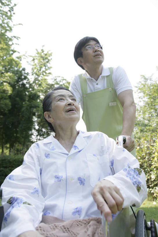 东方人,两个人,病人,护士,站,坐,笑,微笑,露齿笑,竖图,室外,白天,仰视,工作服,制服,树林,植物,亚洲,工具,注视,黄种人,树,树木,绿色,自然,轮椅,复健,观察,看,站着,康复,器械,生长,成长,观看,察看,医疗设备,白衣天使,关注,病患,医疗器械,医疗工具,病号服,辅助设备,工作制服,男人,男性,女人,女性,中年男性,中年女性,亚洲人,患者,就医者,抬头,仰头,站立,坐着,半身,彩图,低角度拍摄,工作套服